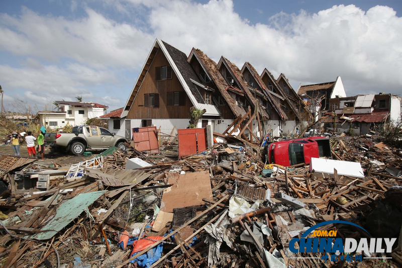 菲律宾台风灾后动态：灾民书写巨幅英文呼救