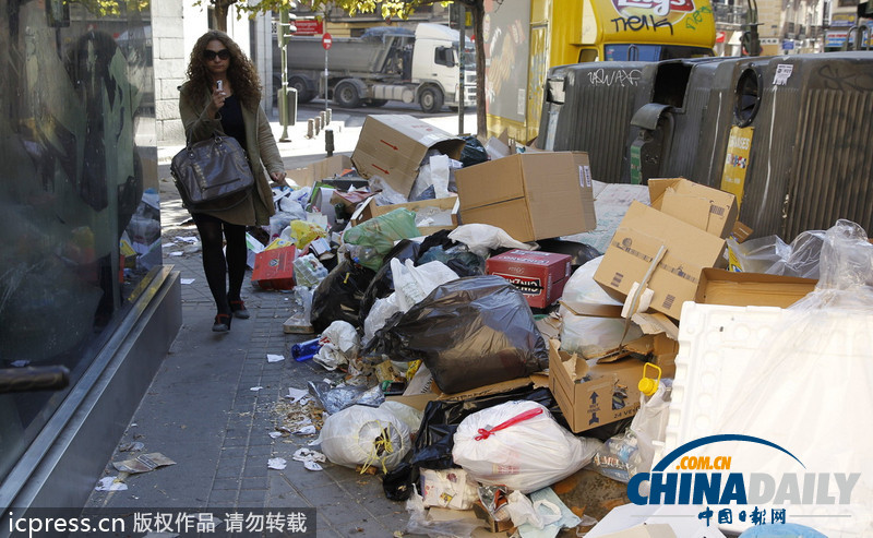 西班牙环卫工人持续罢工 街头垃圾堆成山