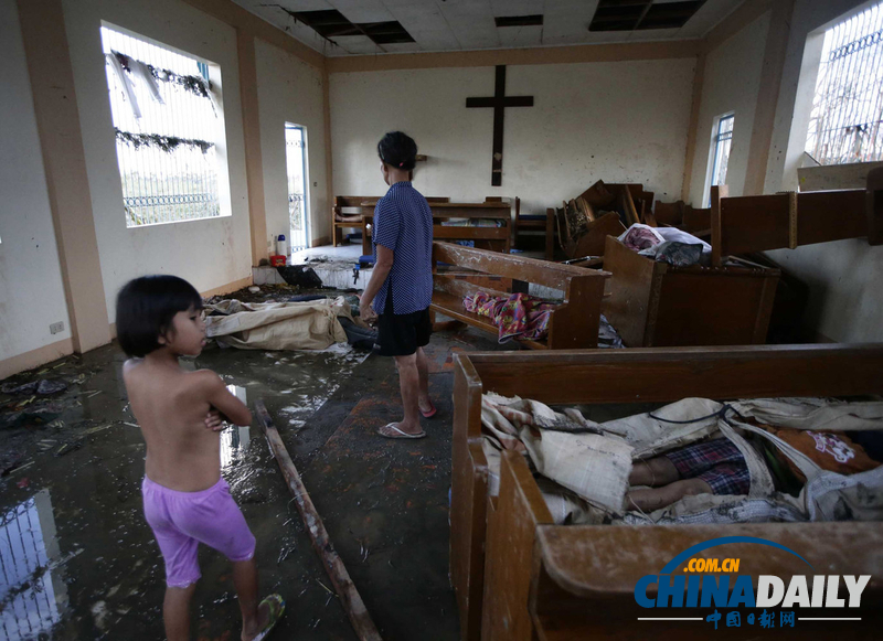 台风“海燕”重创菲律宾 灾区教堂成停尸间遍布尸体