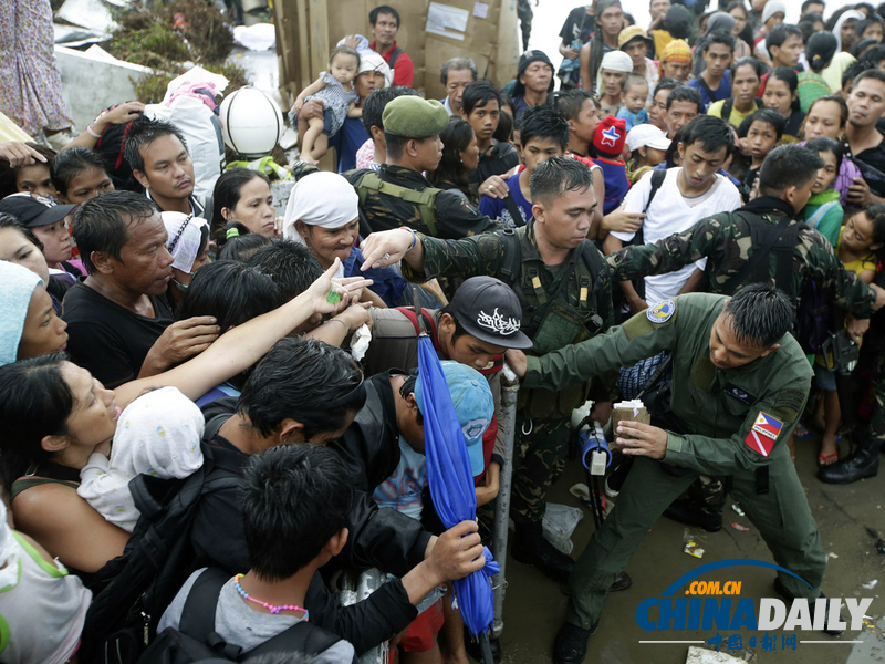 菲律宾灾民为乘军机撤离争先恐后 与军人互相推搡