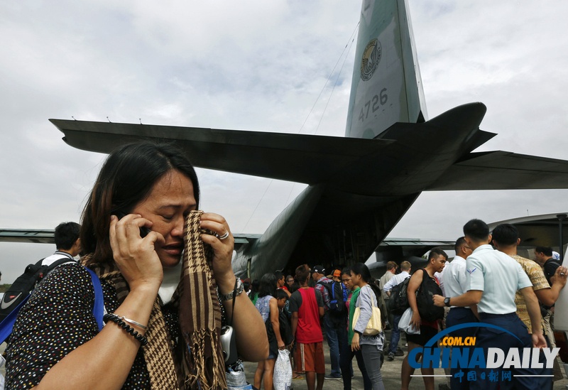 菲律宾灾民为乘军机撤离争先恐后 与军人互相推搡