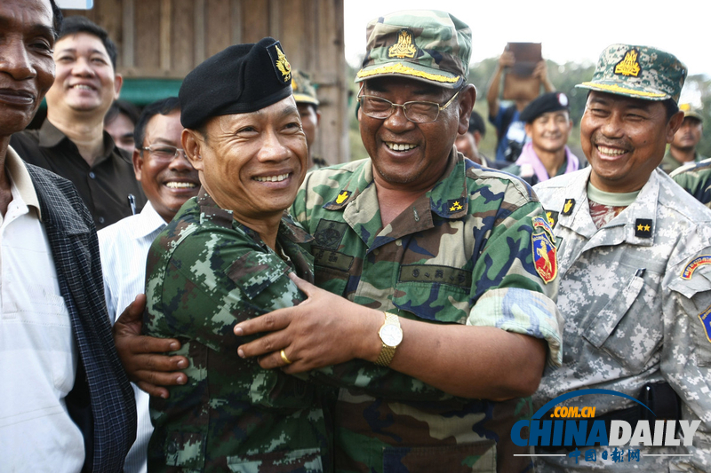 柏威夏寺地区被判给柬埔寨 泰柬军官拥抱庆祝和平