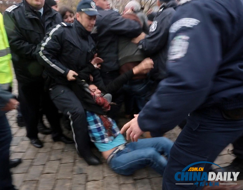 保加利亚学生举行反政府示威 与警察激烈冲突