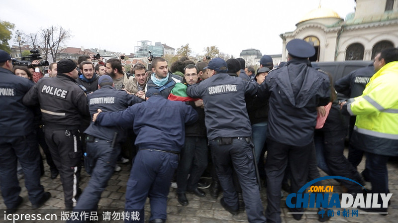 保加利亚学生举行反政府示威 与警察激烈冲突