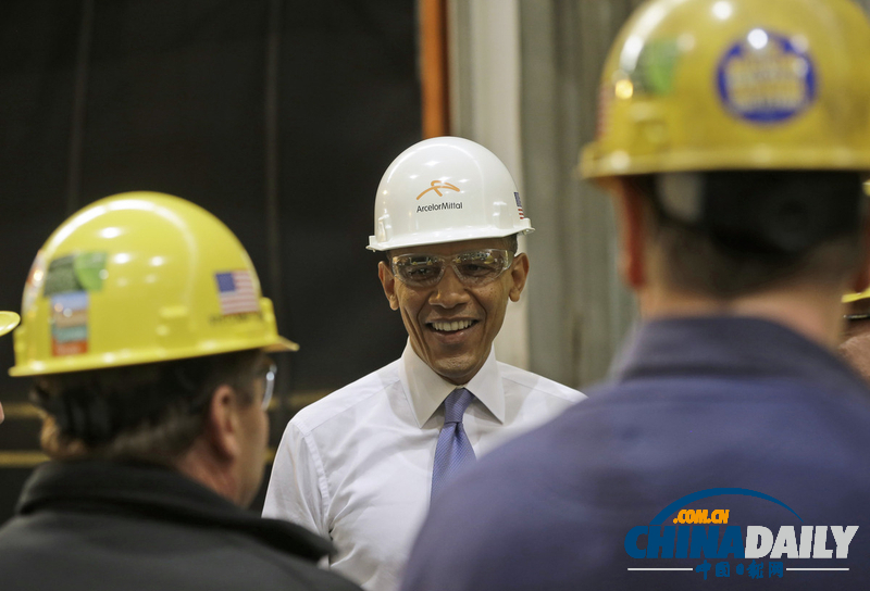 奥巴马视察钢铁厂 戴安全帽与工人亲切交流