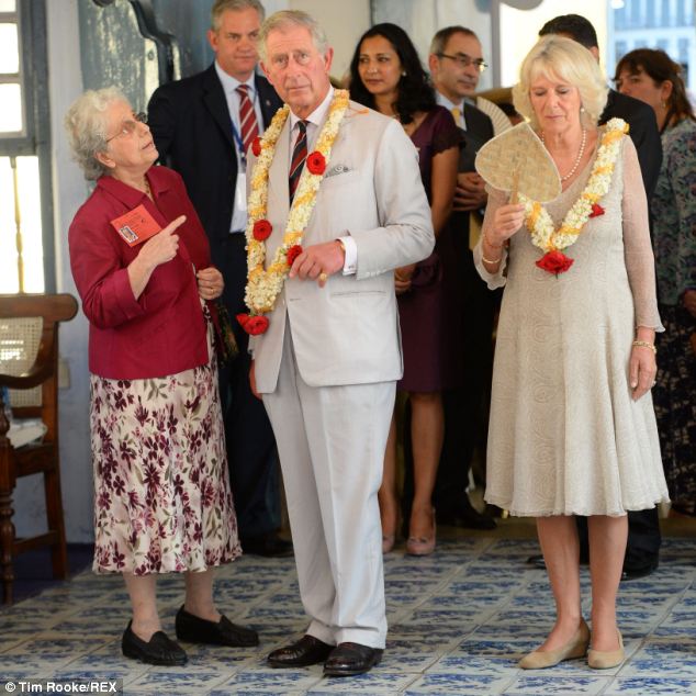 女游客唱生日歌祝寿 英国查尔斯王储抛玫瑰致谢（图）