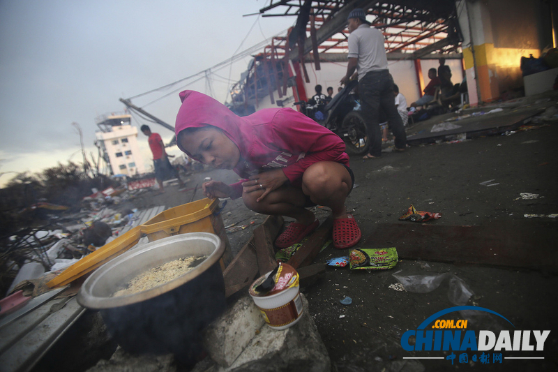 直击菲律宾灾民生活 自己动手做饭排队领物资