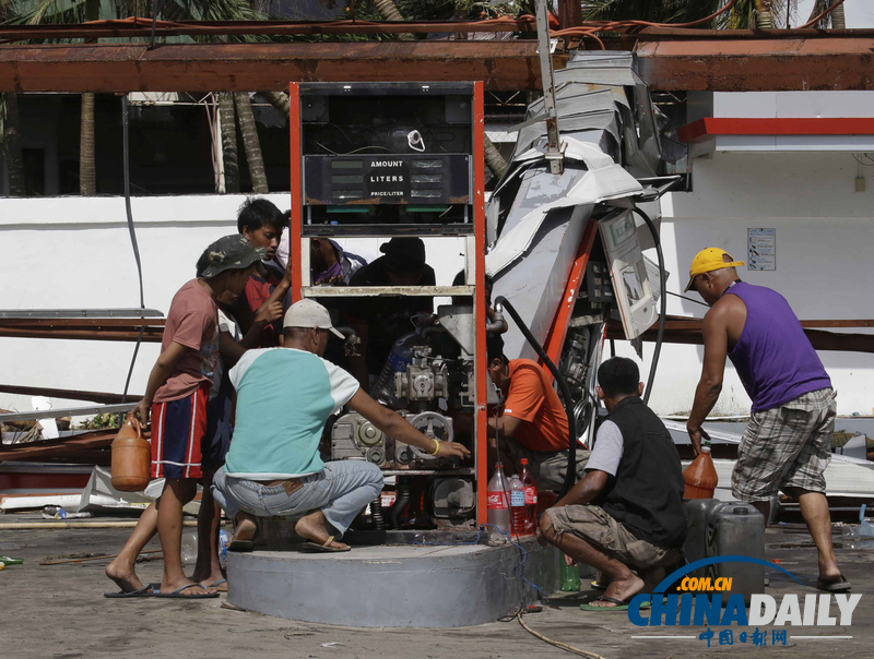直击菲律宾灾民生活 自己动手做饭排队领物资