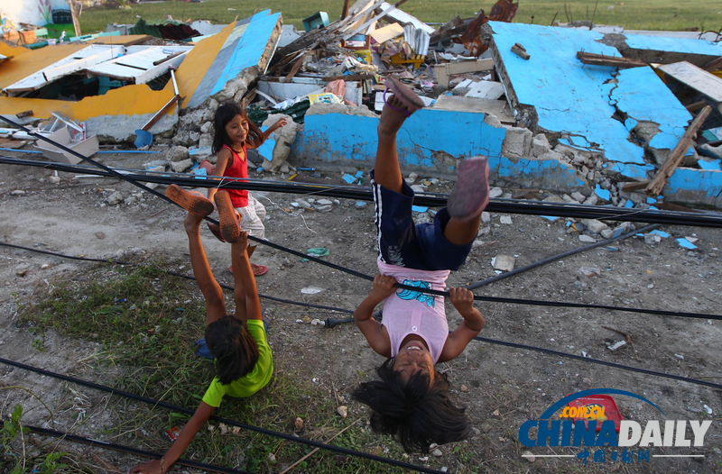 菲律宾少年不识愁滋味 等待救援期间仍乐观玩耍