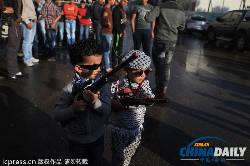 巴勒斯坦儿童“持枪”游行纪念阿拉法特逝世9周年