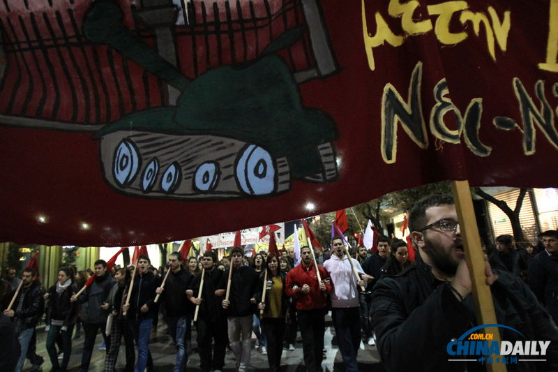希腊民众大规模游行 纪念学生起义40周年（图）