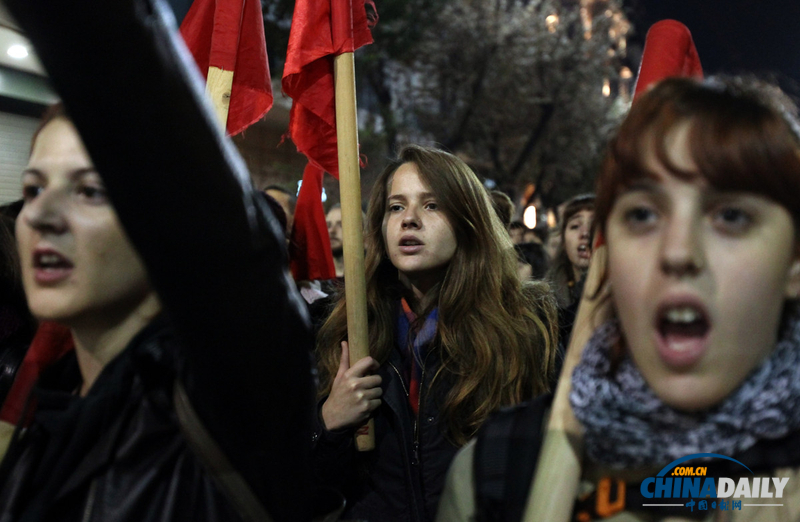 希腊民众大规模游行 纪念学生起义40周年（图）
