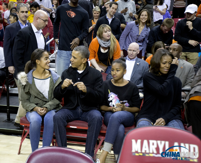 奥巴马携全家观看大舅子篮球队比赛 表情很逗趣