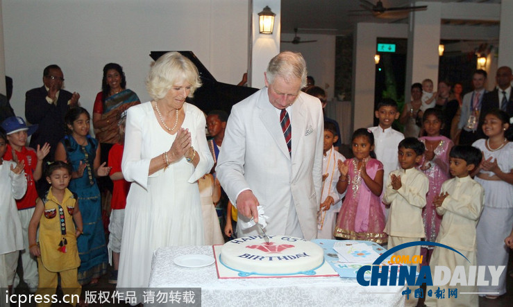 查尔斯携卡米拉于斯里兰卡切蛋糕 庆祝65岁生日