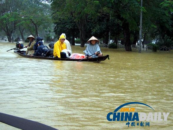 越南中部洪水肆虐 致百余人伤亡8万人被迫撤离