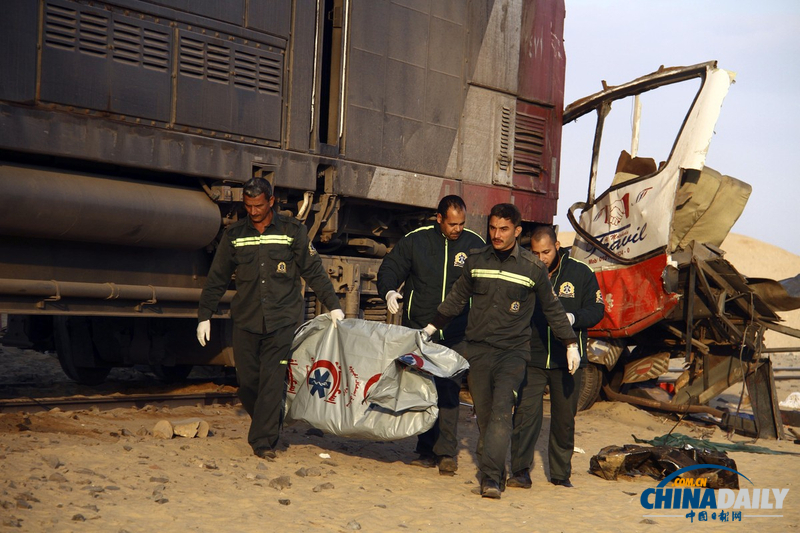 埃及发生重大火车撞击事故 造成数十人死亡