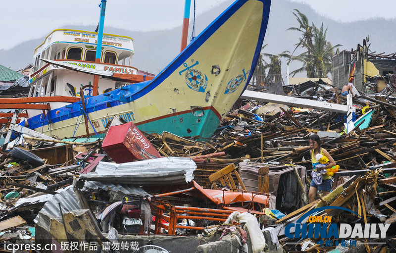 图片故事：菲律宾受强台风重创 妇女在废墟中洗衣