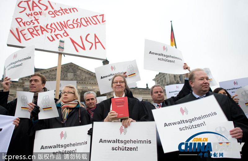 德国议会讨论监听事件 民众示威声援斯诺登