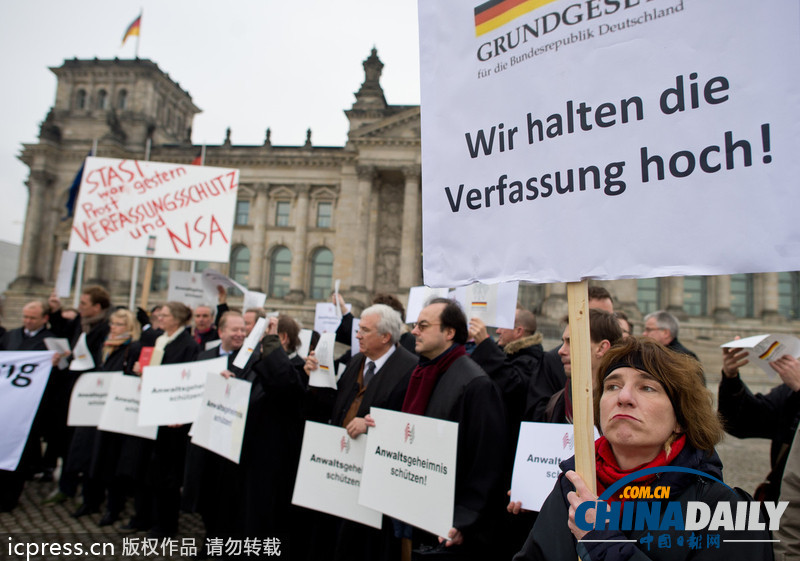 德国议会讨论监听事件 民众示威声援斯诺登