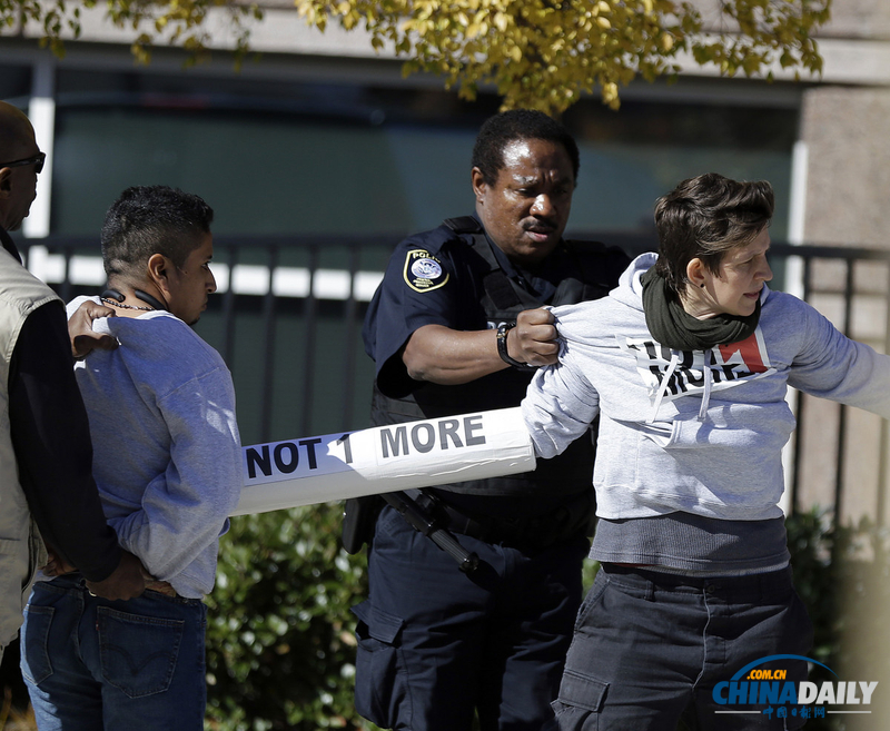 美国亚特兰大市民呼吁停止驱逐移民 被锁住脖子逮捕