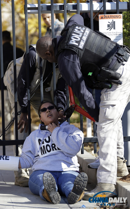 美国亚特兰大市民呼吁停止驱逐移民 被锁住脖子逮捕