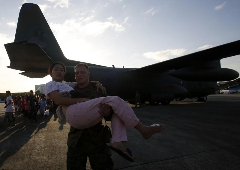菲律宾灾区祸不单行 救援机“抛锚”只好用手推