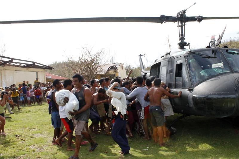 菲律宾灾区祸不单行 救援机“抛锚”只好用手推
