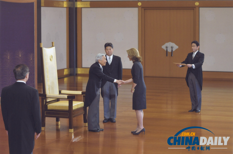 日本天皇打破传统 与美国新任驻日大使卡罗琳握手