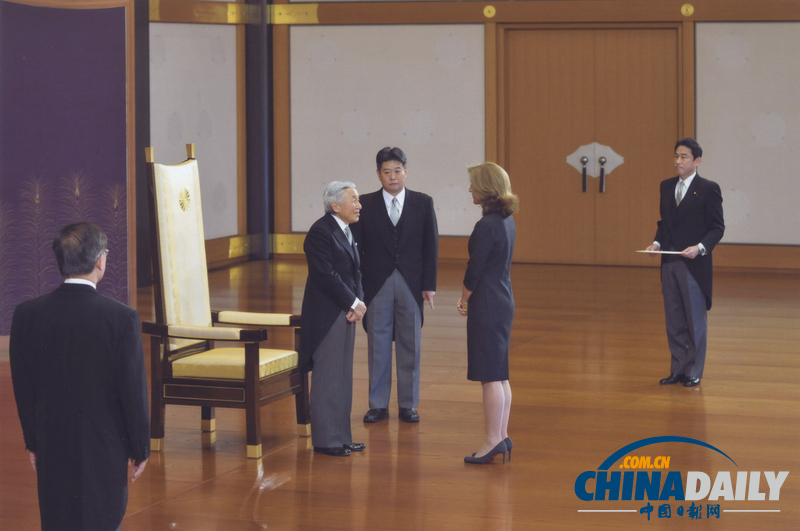 日本天皇打破传统 与美国新任驻日大使卡罗琳握手