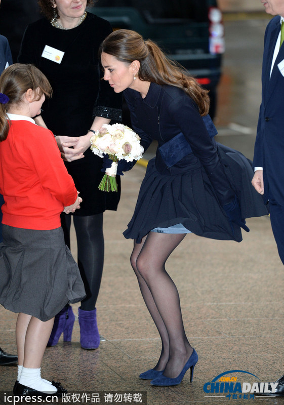 英国凯特王妃出席慈善活动 穿黑丝秀美腿不畏寒冬