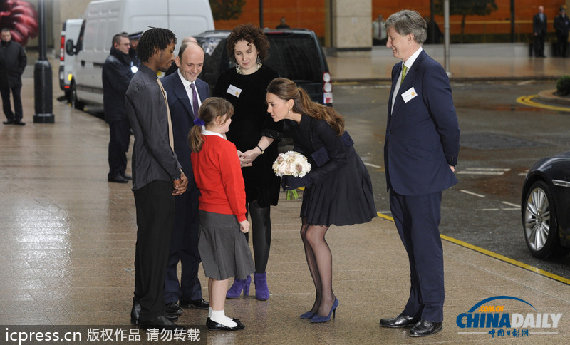 英国凯特王妃出席慈善活动 穿黑丝秀美腿不畏寒冬