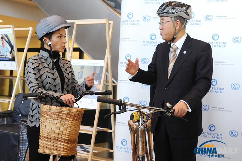 潘基文华沙气候大会骑竹单车坐塑料瓶沙发 宣传环保