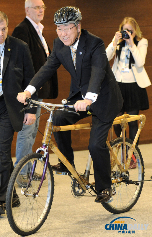 潘基文华沙气候大会骑竹单车坐塑料瓶沙发 宣传环保