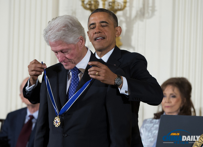 奥巴马向克林顿颁发总统自由勋章 纪念前总统肯尼迪