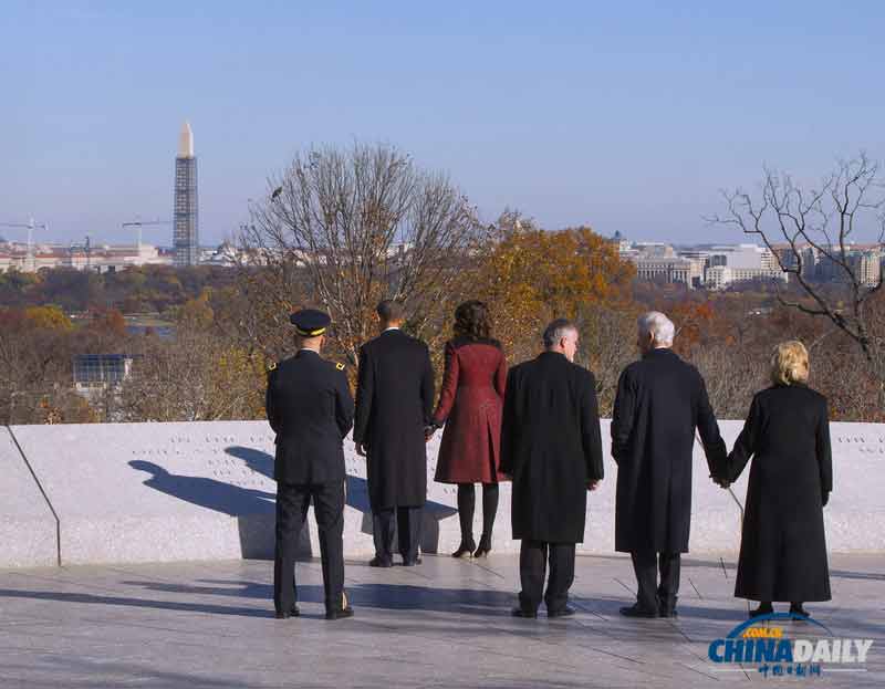 奥巴马和克林顿一起携夫人缅怀肯尼迪并献花圈