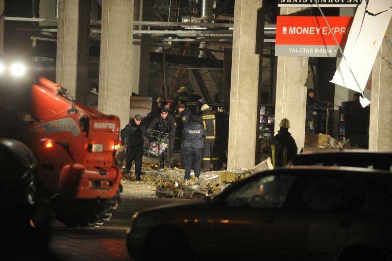 拉脱维亚首都一超市楼顶坍塌 数十人死伤（组图）