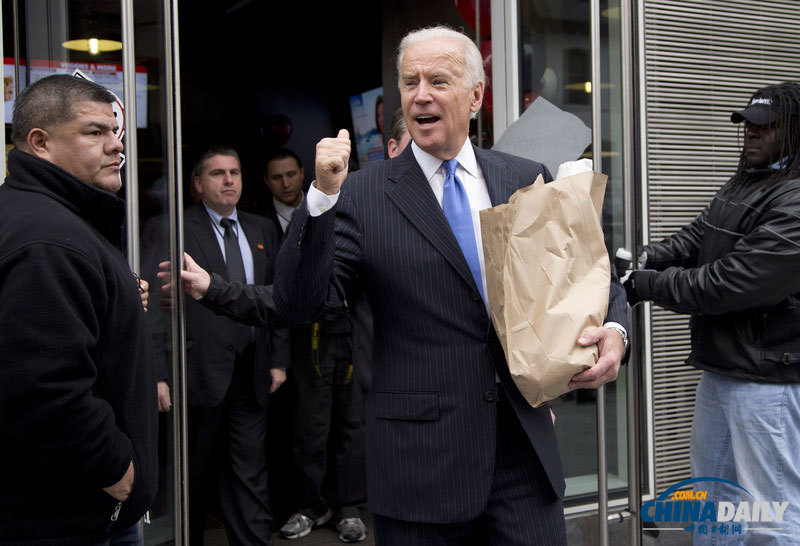 美国副总统拜登前往商店买午餐亲自付费 引围观