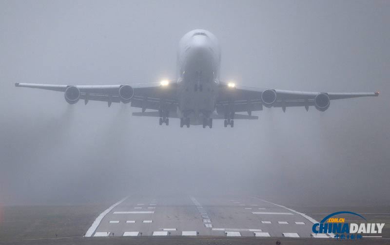 一架波音747运输机错降机场 一度被困美国堪萨斯
