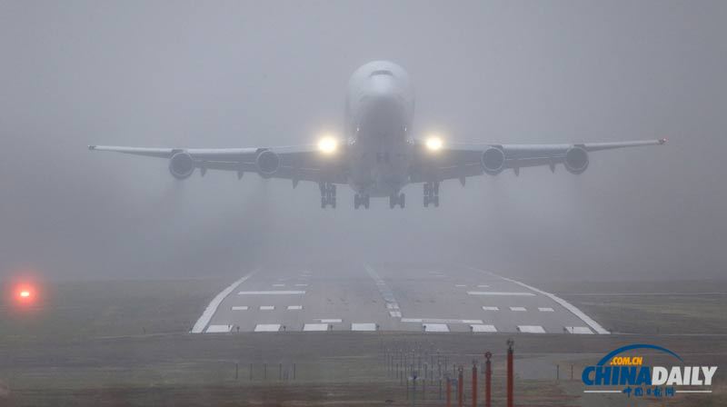 一架波音747运输机错降机场 一度被困美国堪萨斯