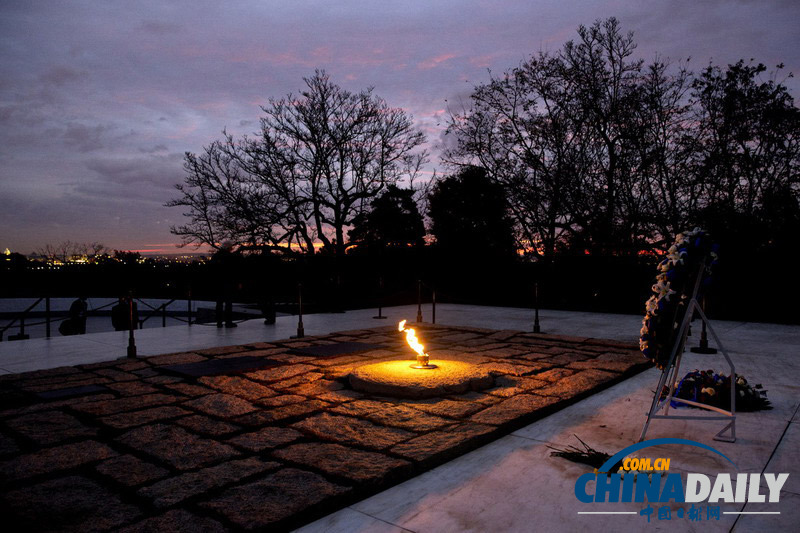 美国弗吉尼亚州阿灵顿,阿灵顿国家公墓中肯尼迪墓上的"永恒之火"还在