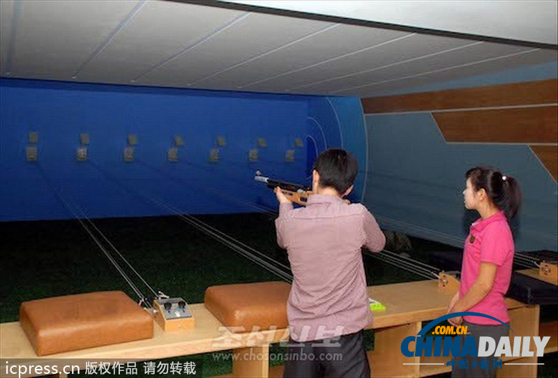 朝鲜休闲生活高端大气上档次 居民打壁球玩射击