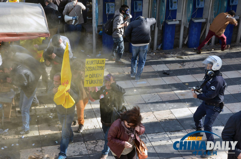 土耳其警方用高压水枪和胡椒喷雾镇压示威教师