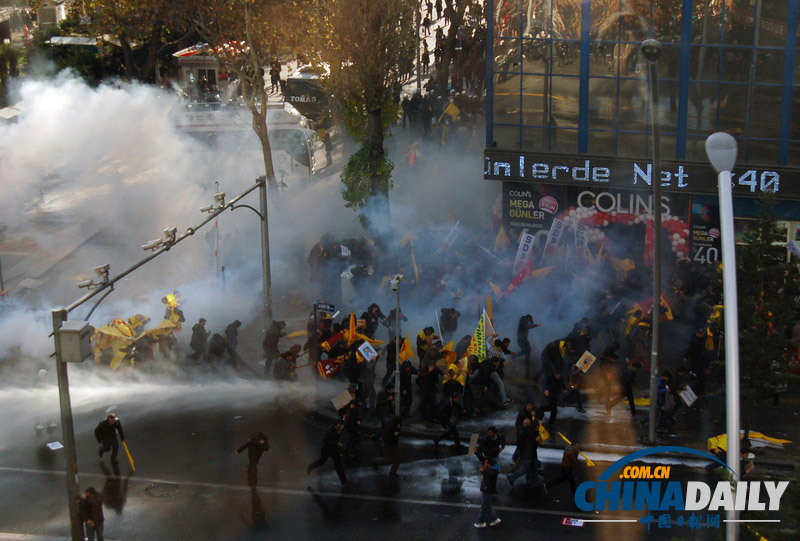 土耳其警方用高压水枪和胡椒喷雾镇压示威教师