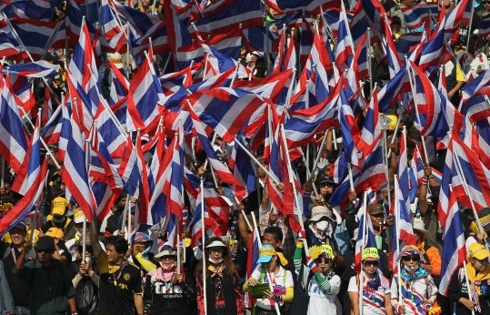 泰国反政府示威游行愈演愈烈 英拉表态拒绝辞职