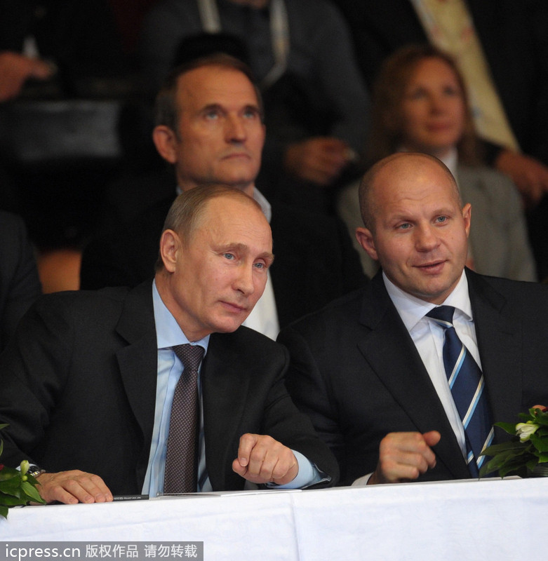 俄总统普京观看桑搏比赛目不转睛（图）