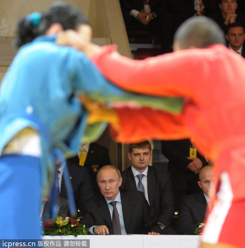 俄总统普京观看桑搏比赛目不转睛（图）