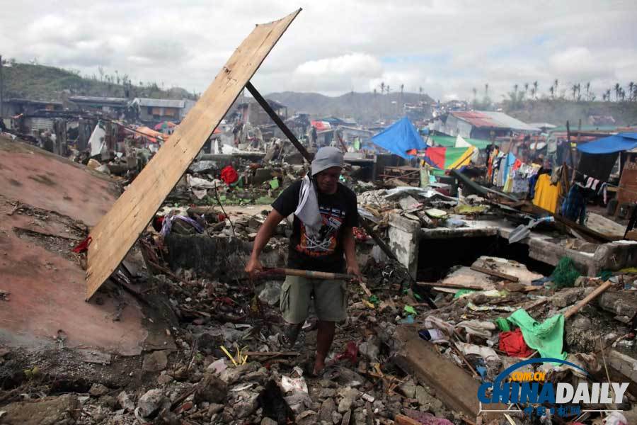 菲律宾塔克洛班民众开始重建家园