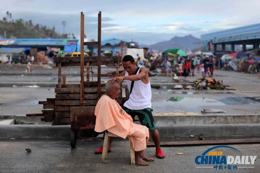菲律宾塔克洛班民众开始重建家园