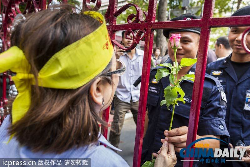 英拉称不会武力驱散示威 警民和谐相处互赠花朵