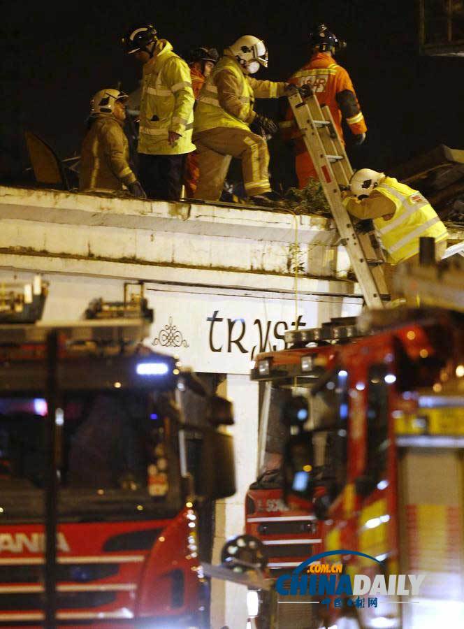 苏格兰警用直升机坠落酒吧 已致3死数十人伤（图）